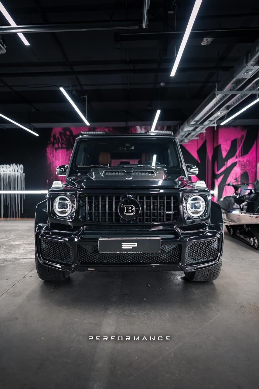 Mercedes G-Class в чёрном, на фоне розовая стена бокса