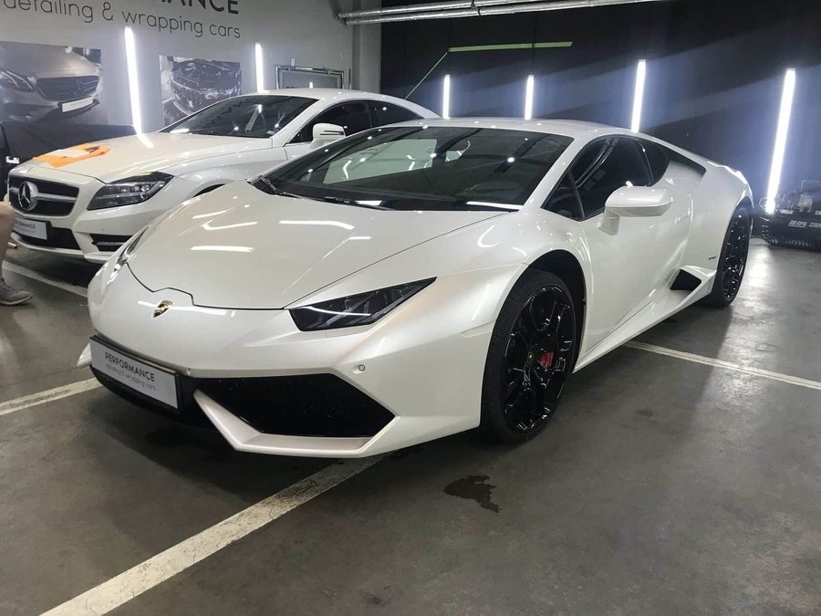Lamborghini Huracan в белой плёнке в боксе