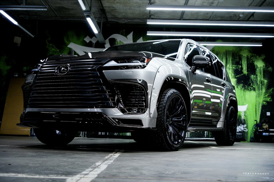 Lexus LX в боксе на фоне зелёного графитти