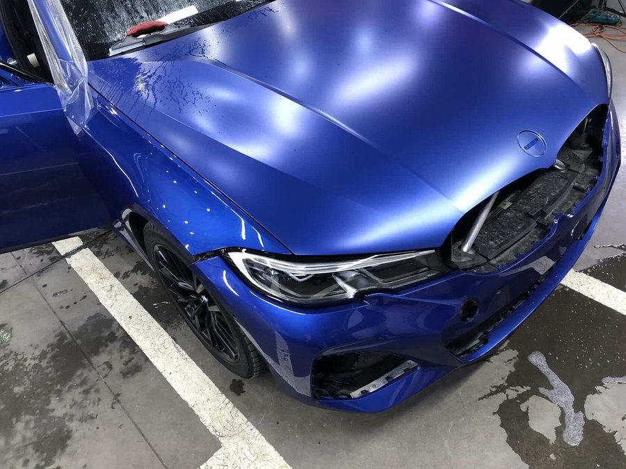 BMW M8 в синей матовой плёнке