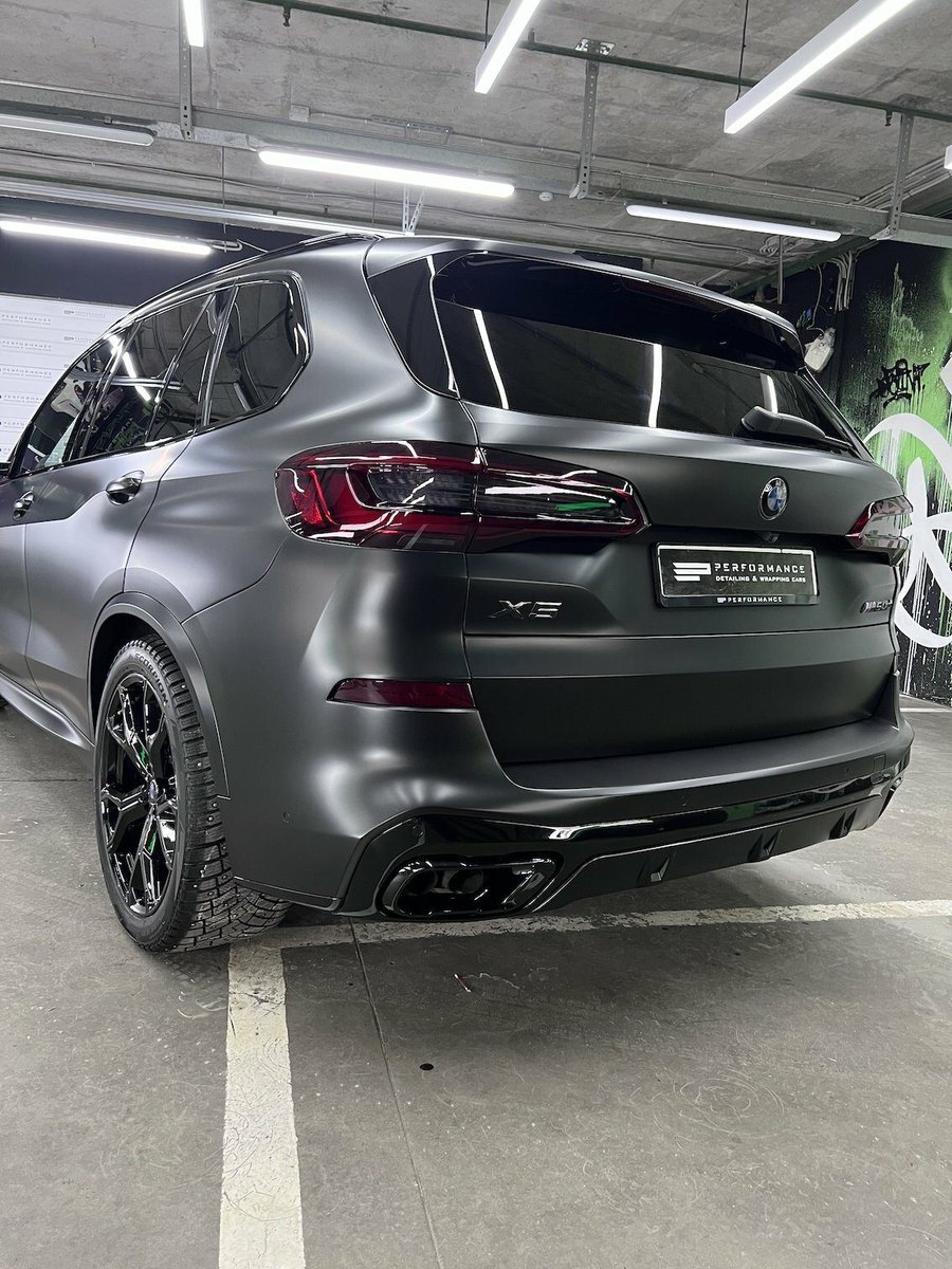 BMW X4 в матовой серой плёнке, вид сзади