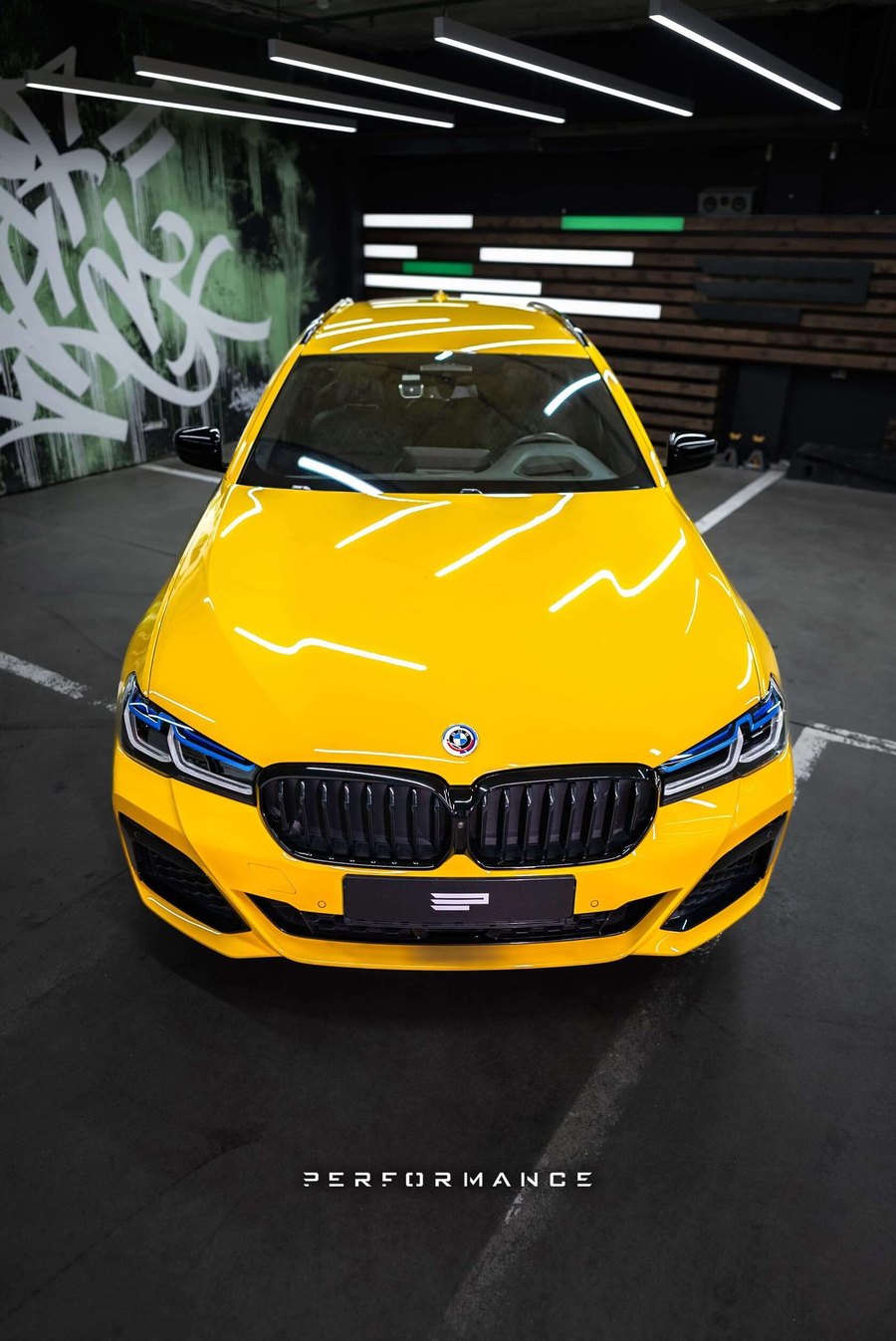 BMW пятой серии, оклеенная в жёлтый глянец
