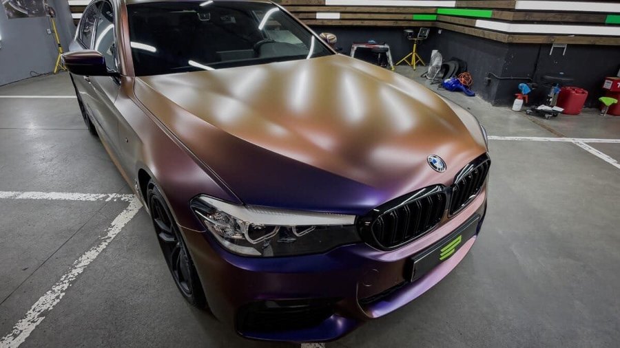 Капот BMW M5 в плёнке с переливом от фиолетового к бронзе